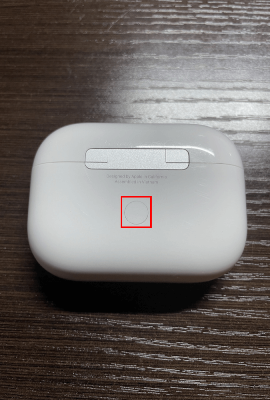 Apple AirPods Proのボタンを押す